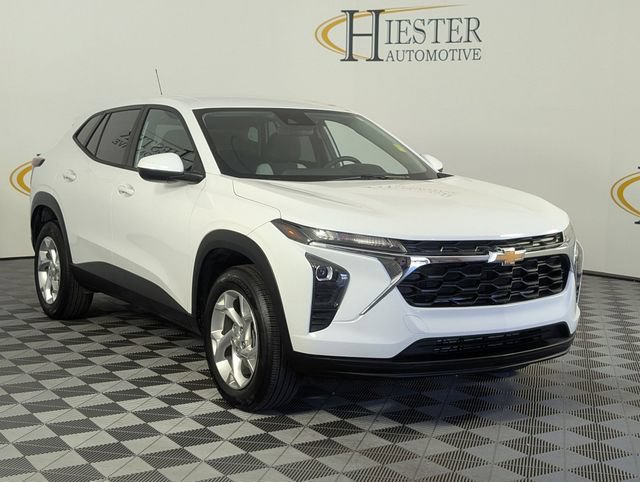 Used 2024 Chevrolet Trax LS w/ LS Convenience Package FWD image 2