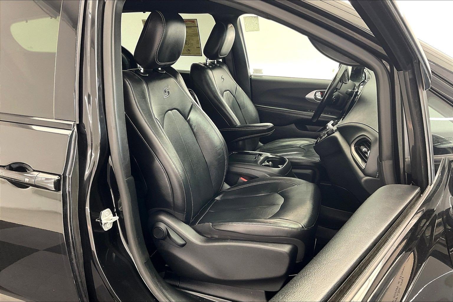 Used 2021 Chrysler Pacifica Touring-L w/ S Appearance Package FWD image 6