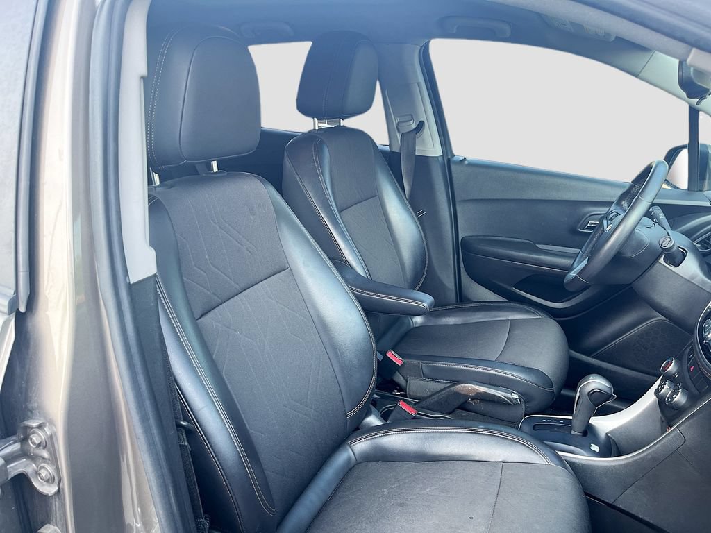 Used 2022 Chevrolet Trax LT w/ LT Convenience Package AWD/4WD image 27