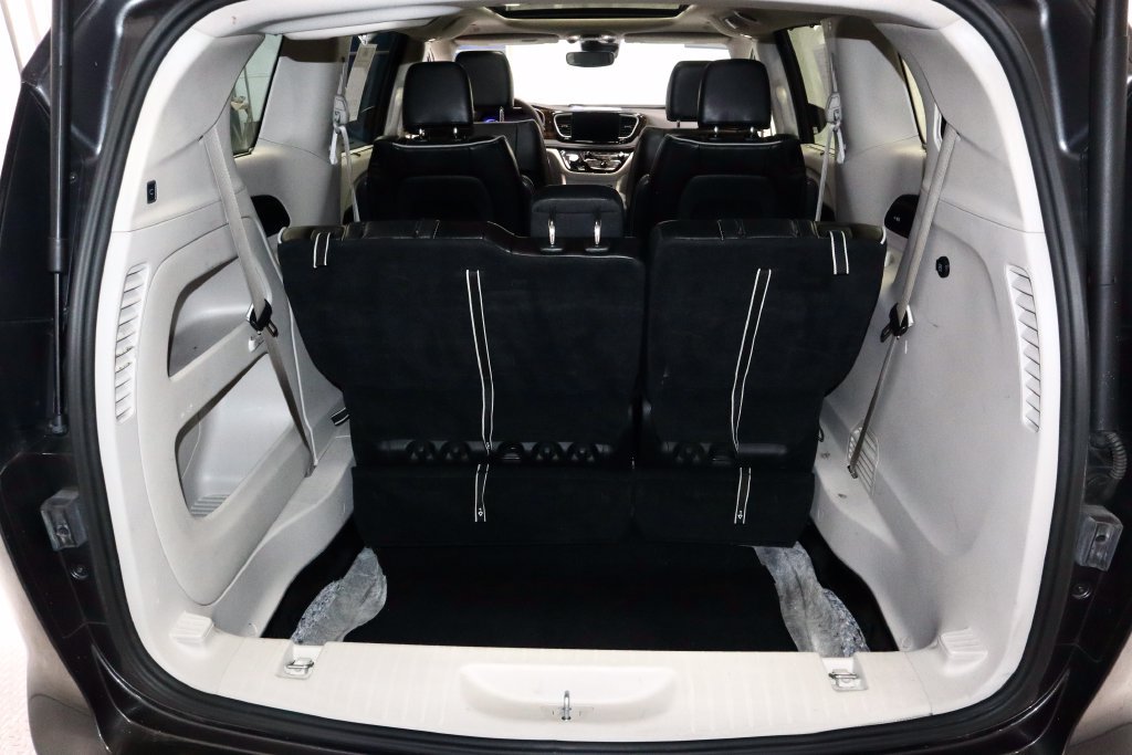 Used 2023 Chrysler Pacifica Limited FWD image 12