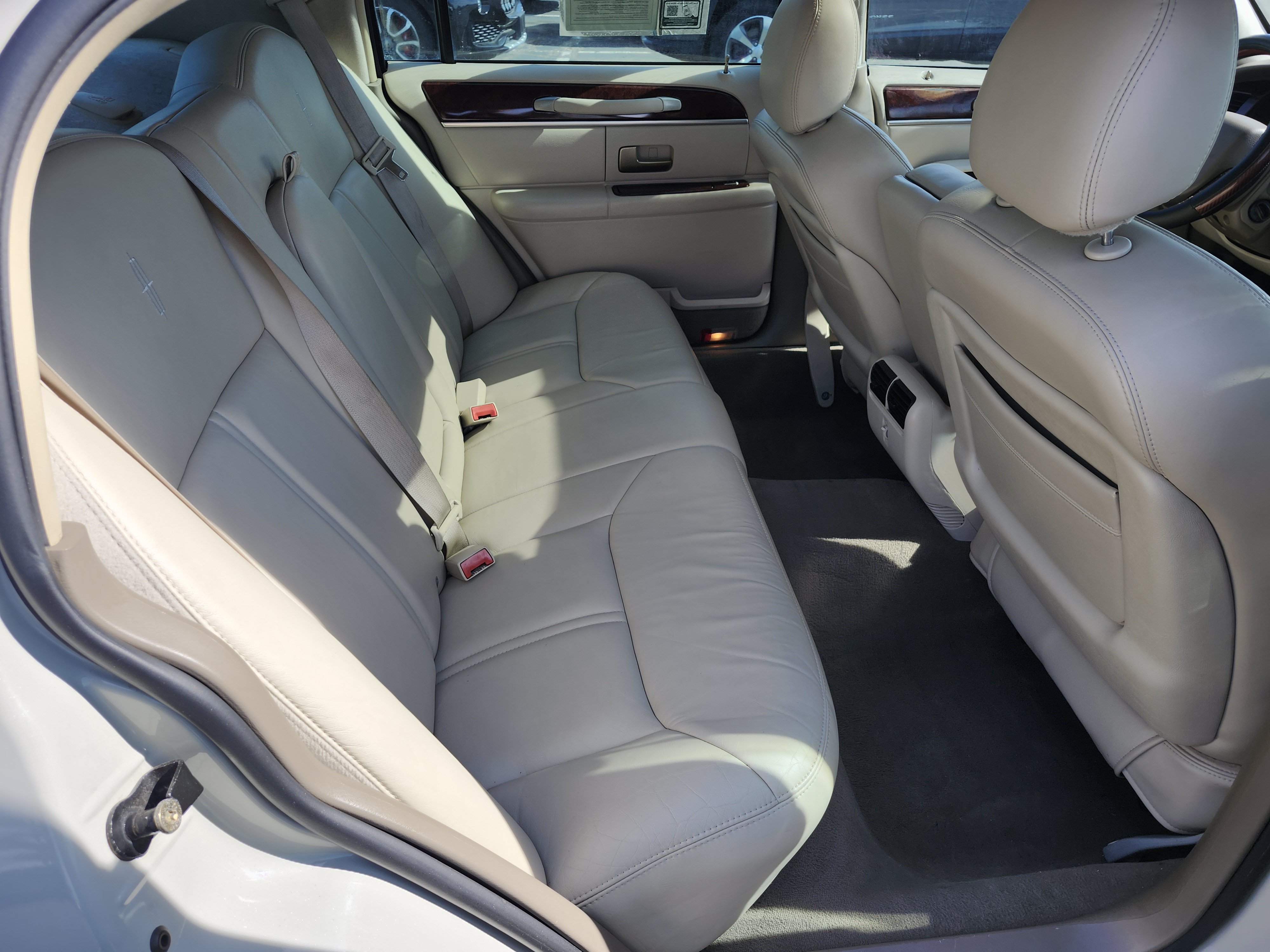 Used 2005 Lincoln Town Car Signature Limited RWD image 17