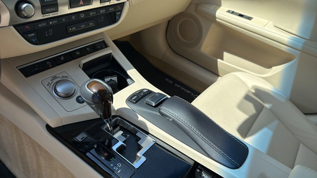 Used 2014 Lexus ES 350 w/ Luxury Package FWD image 27