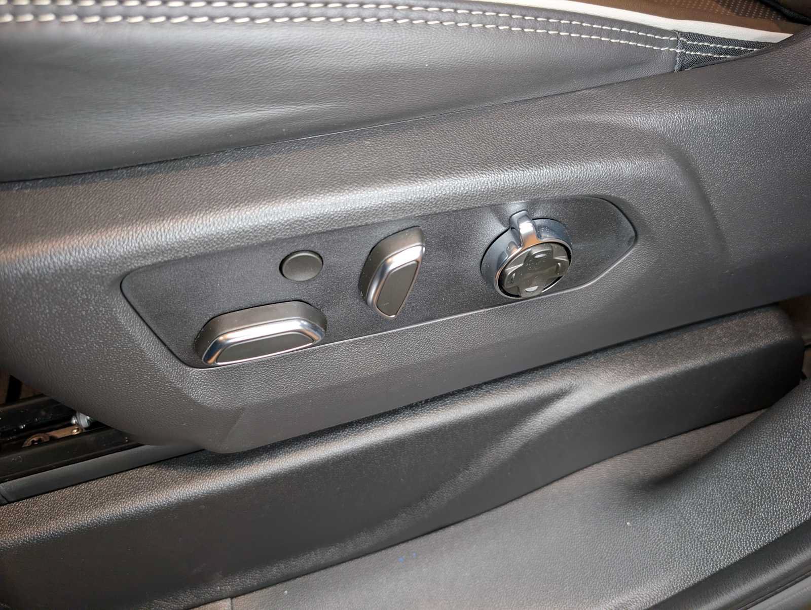 New 2026 GMC Yukon Denali Ultimate w/ LPO, Floor Liner Package AWD/4WD image 25