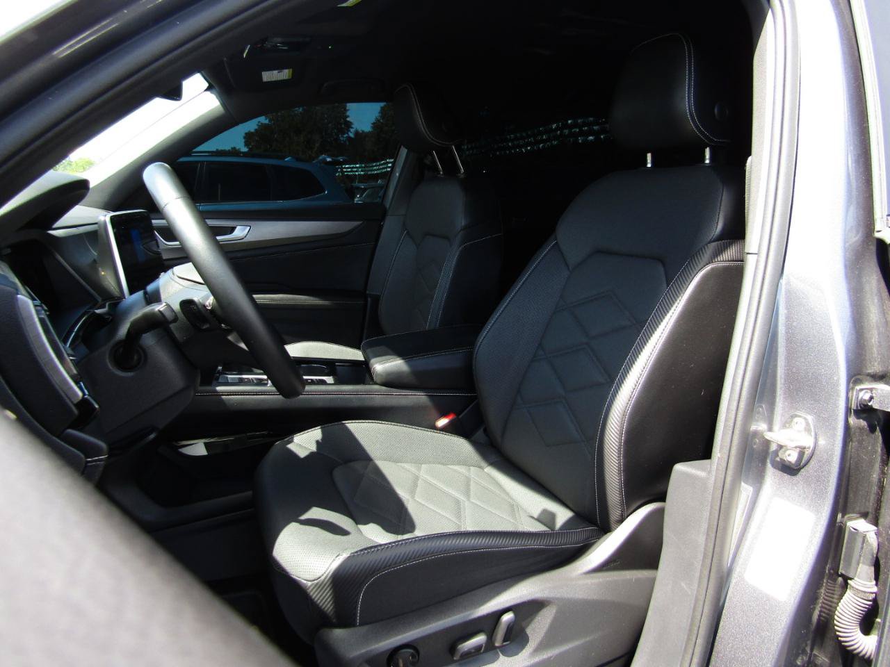 Used 2024 Volkswagen Atlas Cross Sport SE AWD/4WD image 13