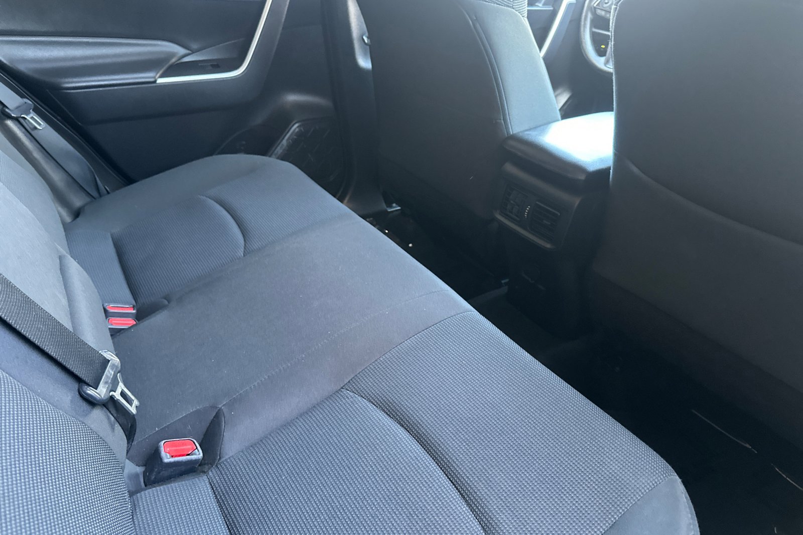 Used 2022 Toyota RAV4 LE image 18