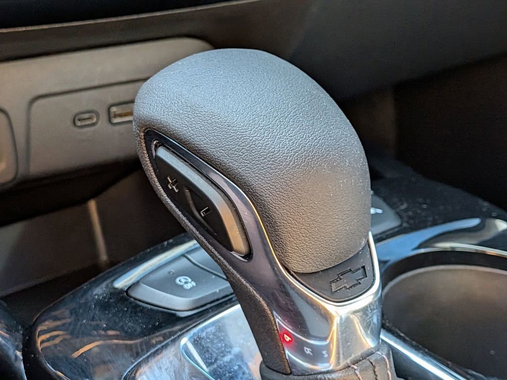 Used 2025 Chevrolet Trax LT w/ LT Convenience Package image 18