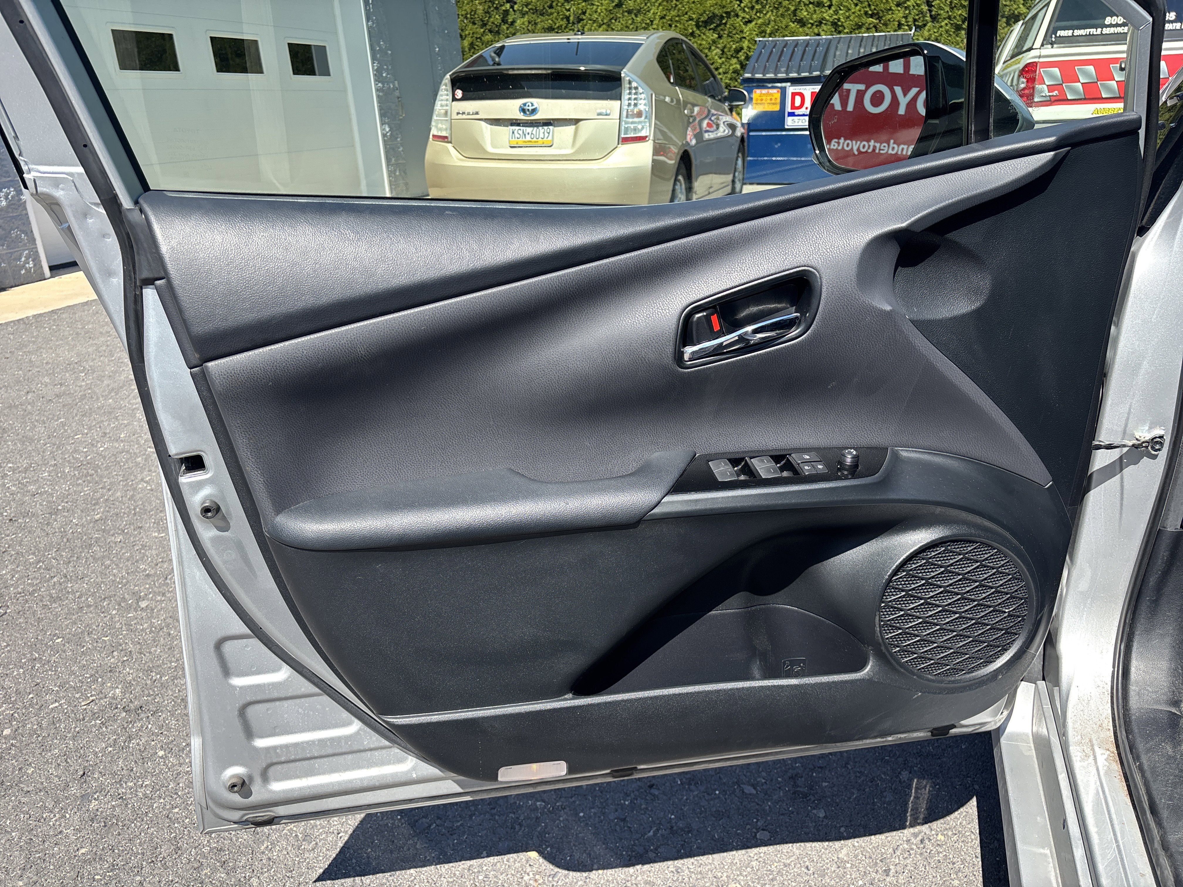 Used 2020 Toyota Prius XLE w/ Advanced Technology Package image 15