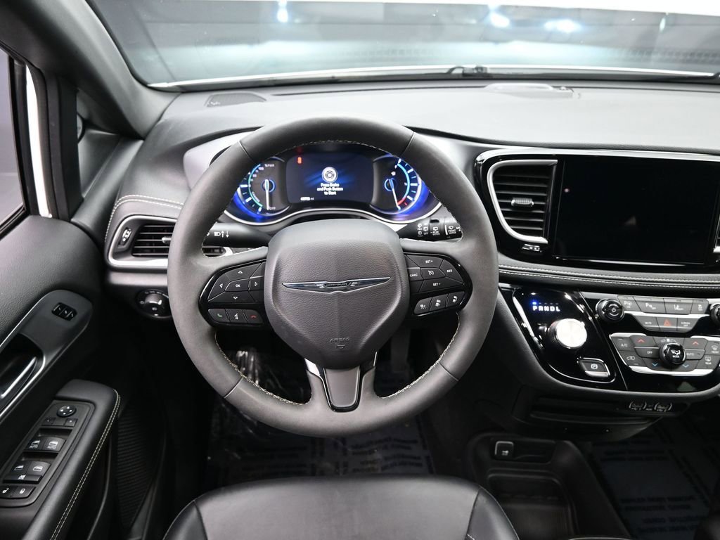 Used 2024 Chrysler Pacifica Select image 22