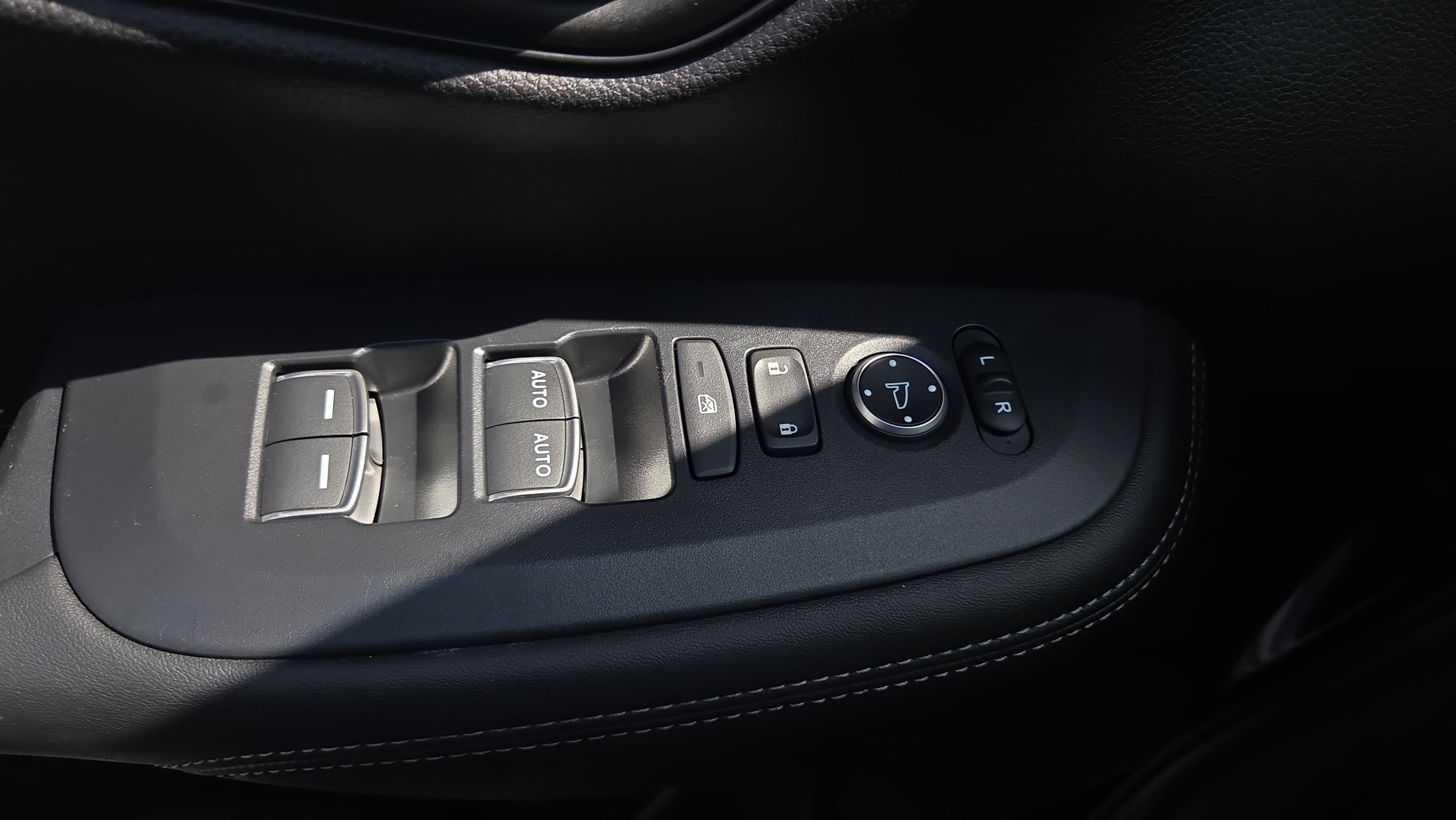 Certified 2025 Honda HR-V EX-L image 33