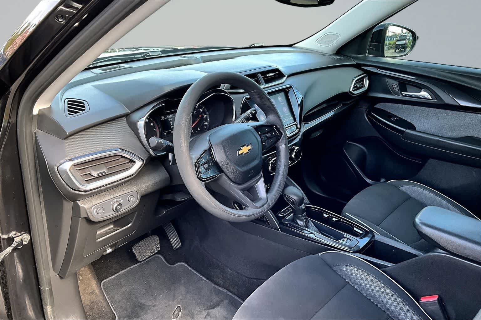 Used 2023 Chevrolet TrailBlazer LT w/ Convenience Package FWD image 2