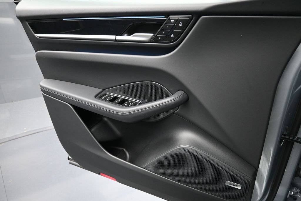 Certified 2025 Porsche Macan Electric RWD image 23