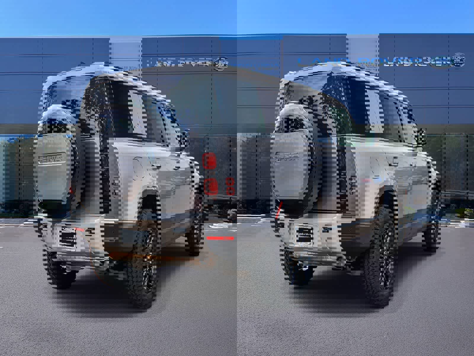 Used 2024 Land Rover Defender 110 S image 4