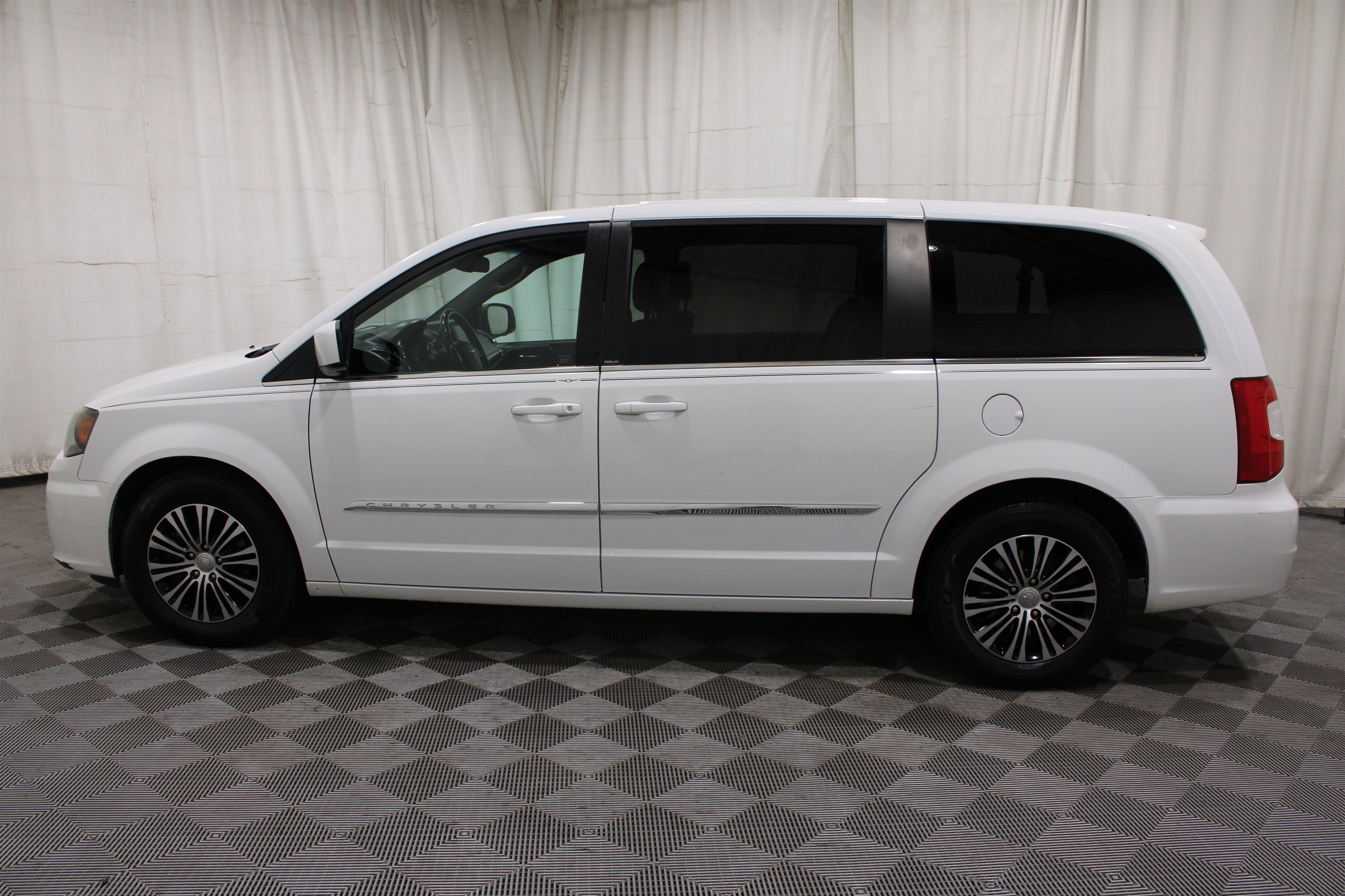 Used 2014 Chrysler Town & Country S FWD image 31