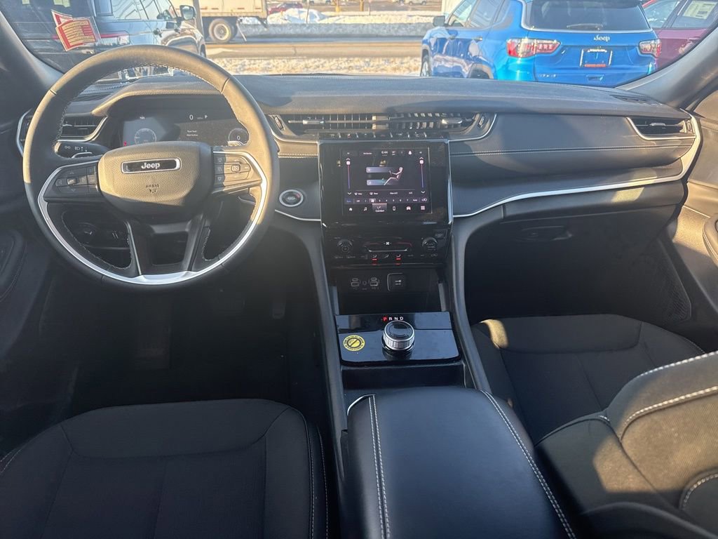 Used 2025 Jeep Grand Cherokee Laredo X image 13