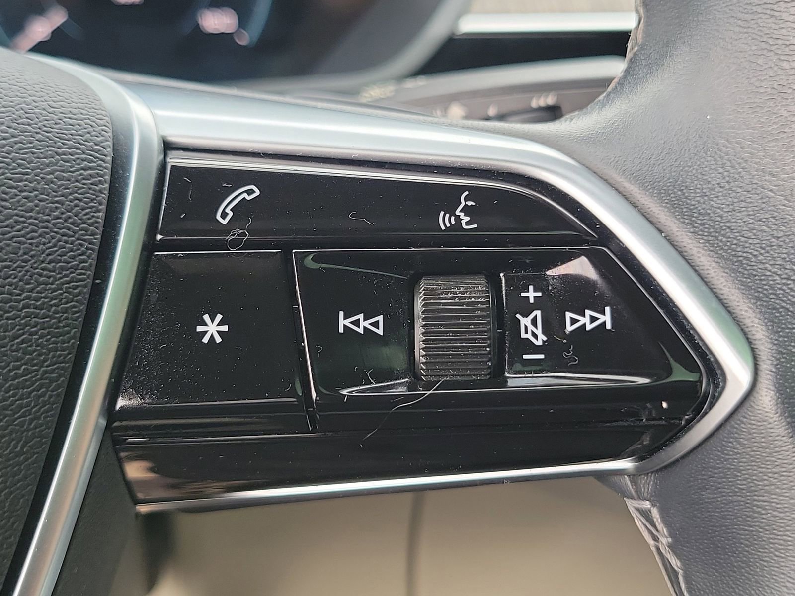 Used 2024 Audi Q8 e-tron Premium Plus w/ Premium Plus Package image 31