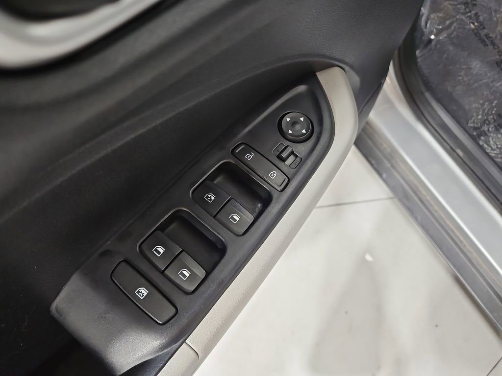 Used 2022 Hyundai Venue SEL image 12