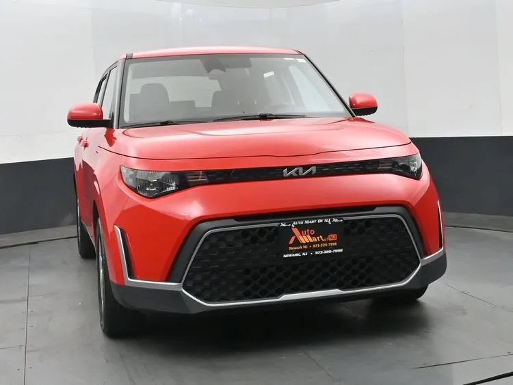 Used 2024 Kia Soul LX w/ LX Technology Package FWD image 3