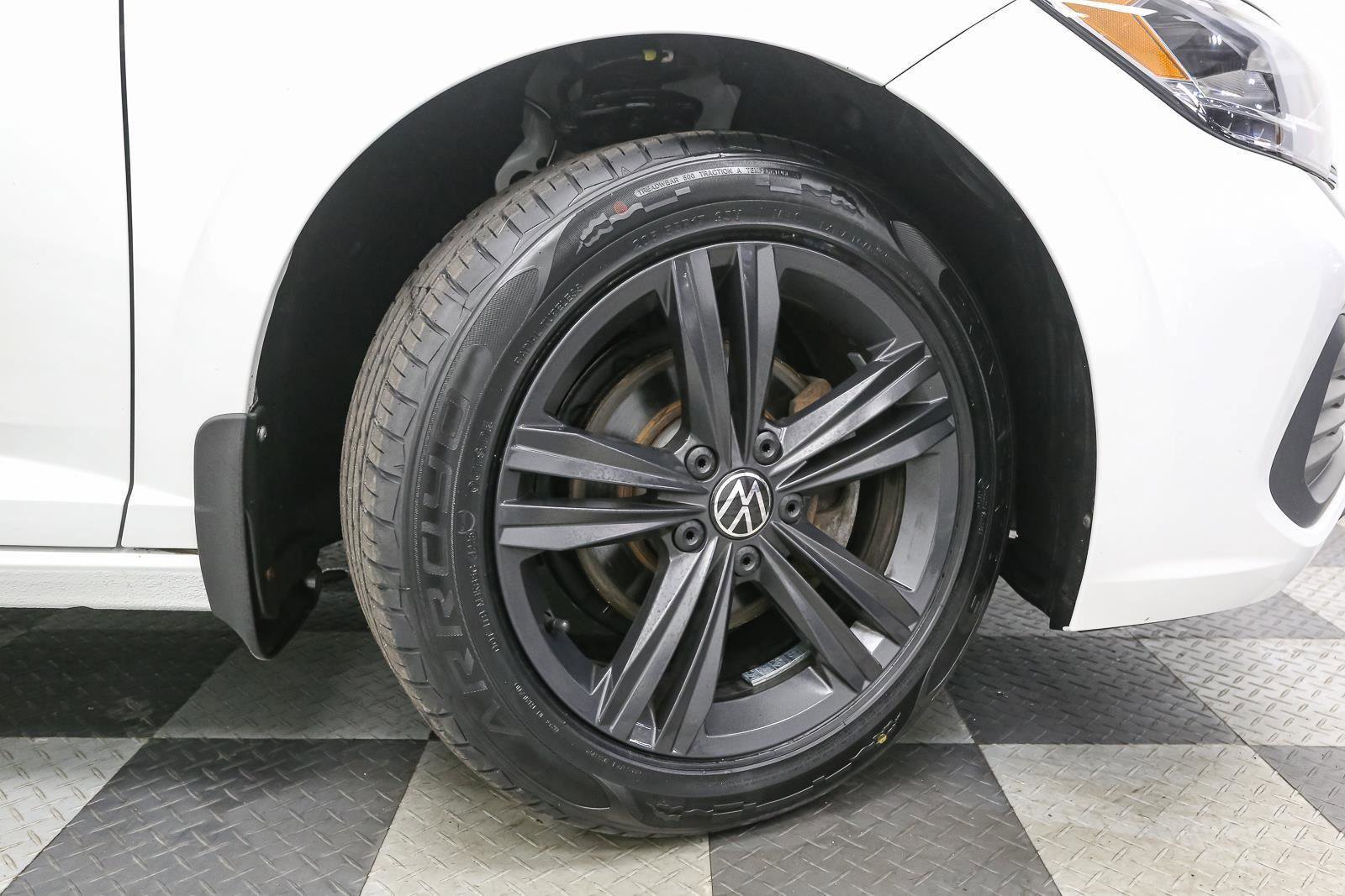Used 2024 Volkswagen Jetta SE image 16