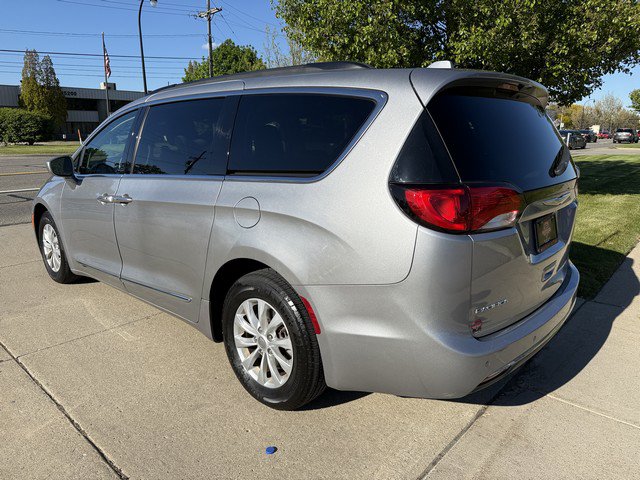 Used 2017 Chrysler Pacifica Touring-L FWD image 7