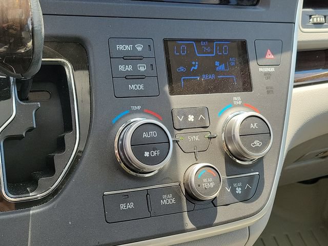 Used 2020 Toyota Sienna XLE w/ XLE Navigation Package FWD image 17