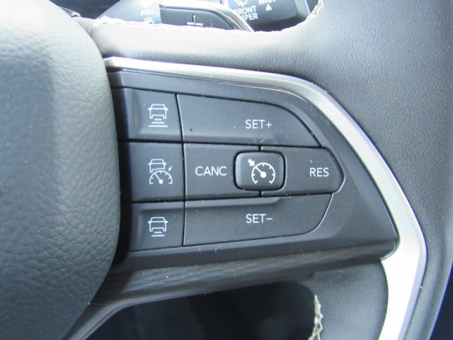 Used 2025 Jeep Grand Cherokee Altitude AWD/4WD image 40