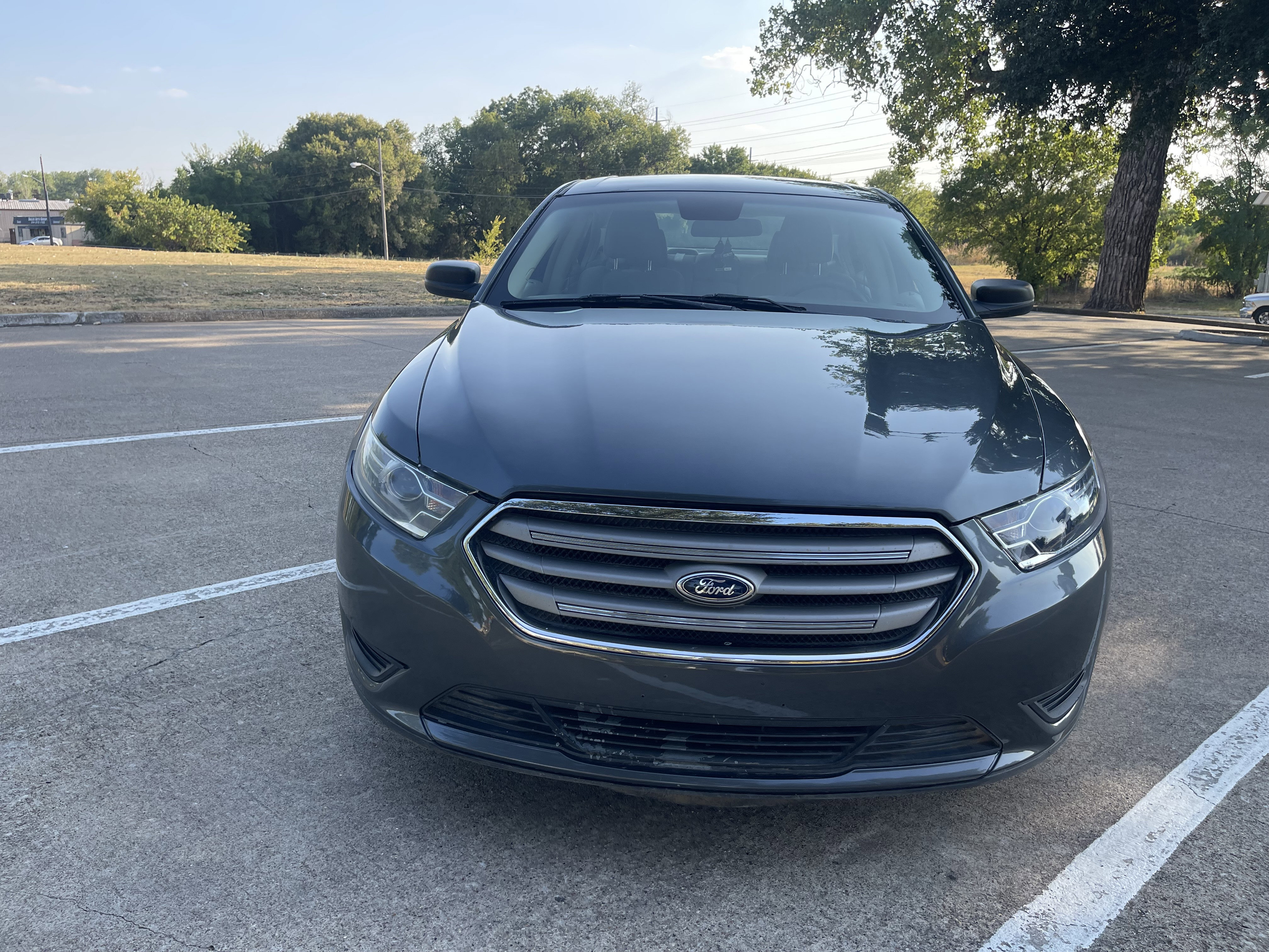 Used 2015 Ford Taurus SE image 2