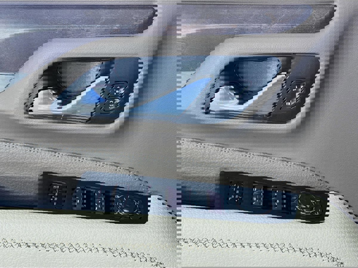 Used 2021 GMC Yukon Denali w/ Denali Premium Package image 24