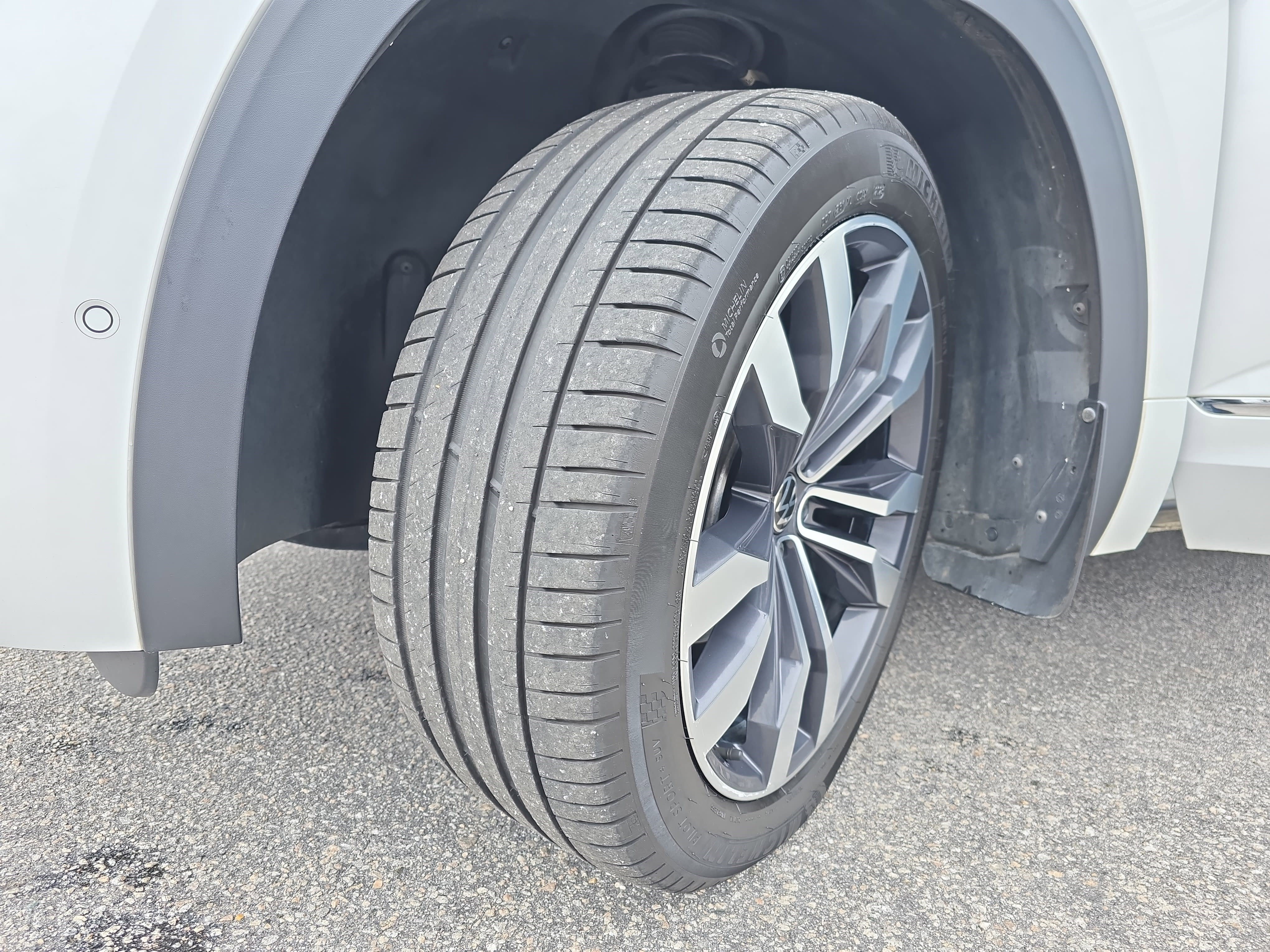 Used 2022 Volkswagen Atlas Cross Sport SEL Premium R-Line image 31