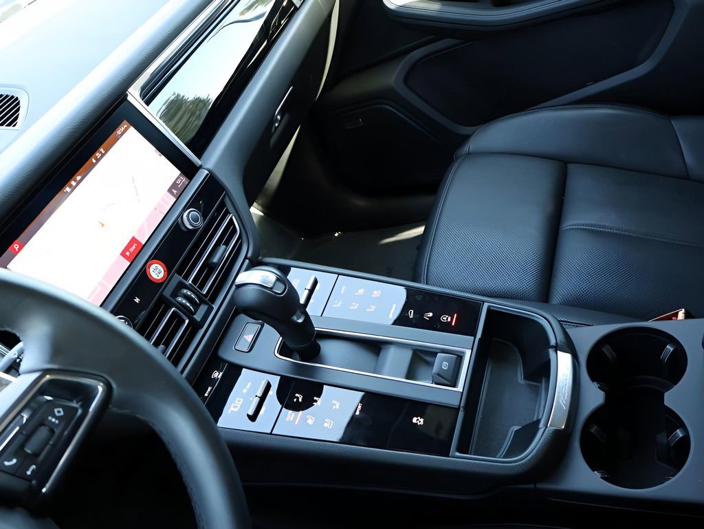 Used 2025 Porsche Macan image 20