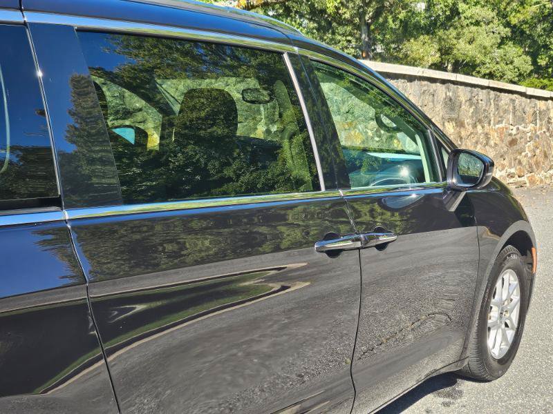Used 2021 Chrysler Pacifica Touring-L FWD image 19
