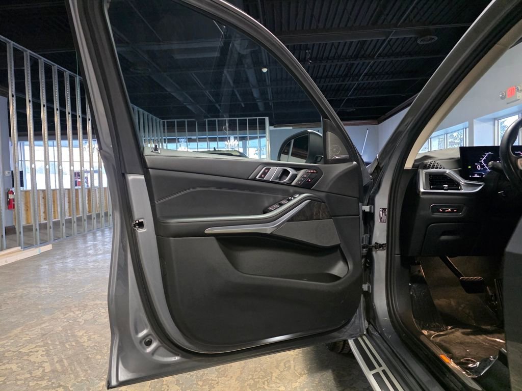 Used 2025 BMW X7 xDrive40i w/ Premium Package image 15