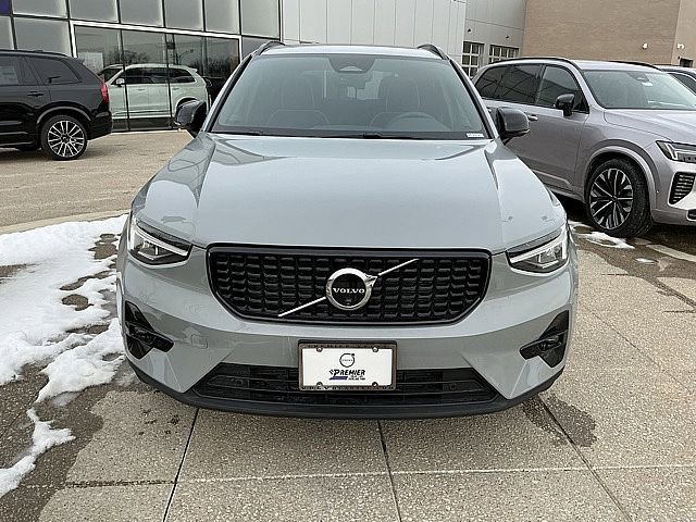 Used 2025 Volvo XC40 B5 Plus image 12