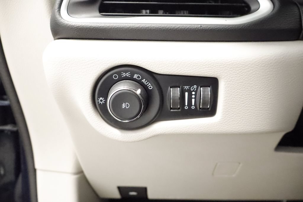 Certified 2023 Chrysler Pacifica Touring-L FWD image 24