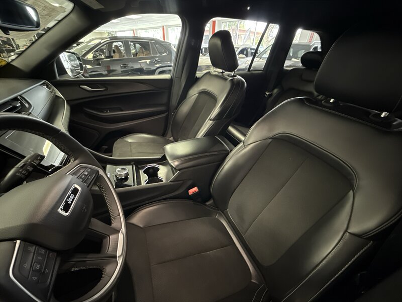 Used 2024 Jeep Grand Cherokee Altitude AWD/4WD image 16