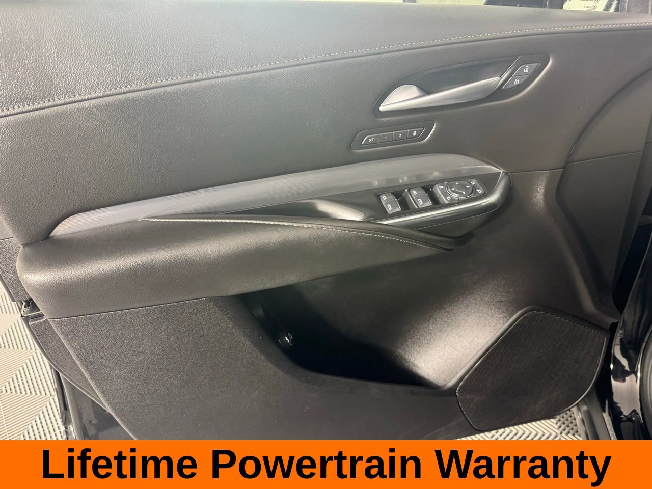 Used 2025 Cadillac XT4 Premium Luxury image 9