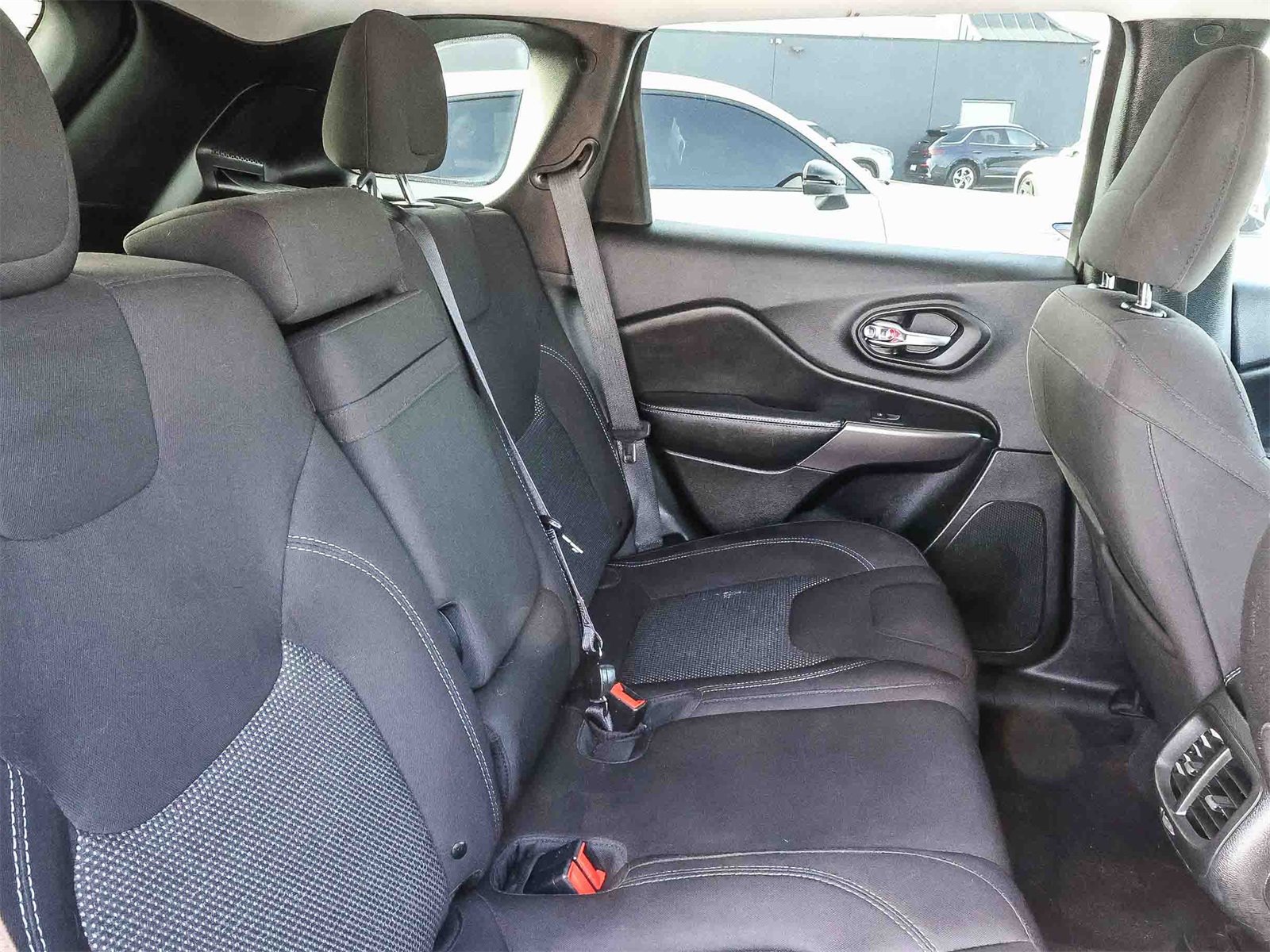 Used 2019 Jeep Cherokee Latitude w/ Popular Appearance Group image 19