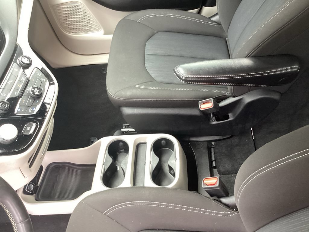 Used 2022 Chrysler Voyager LX FWD image 18