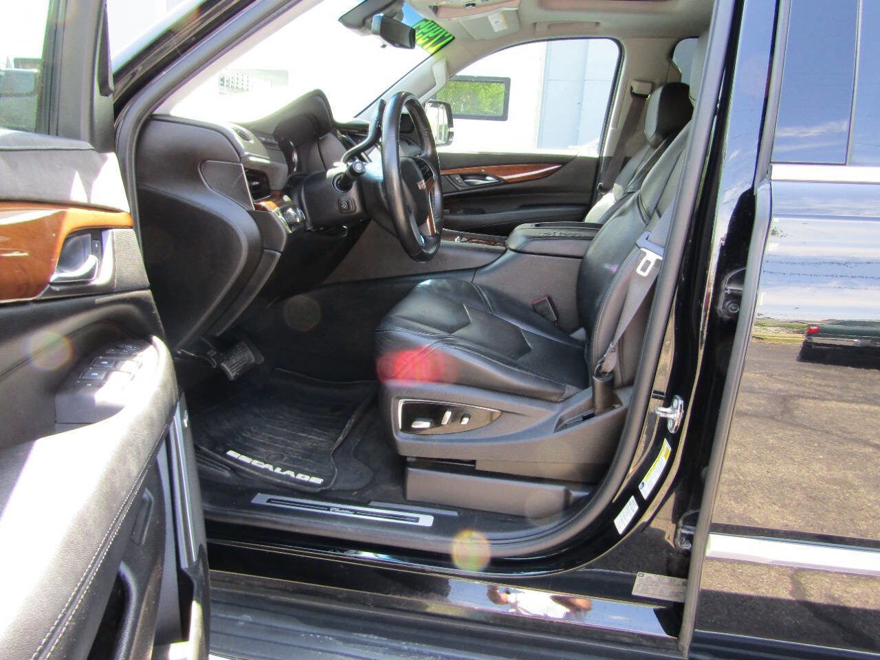 Used 2017 Cadillac Escalade ESV Luxury AWD/4WD image 8