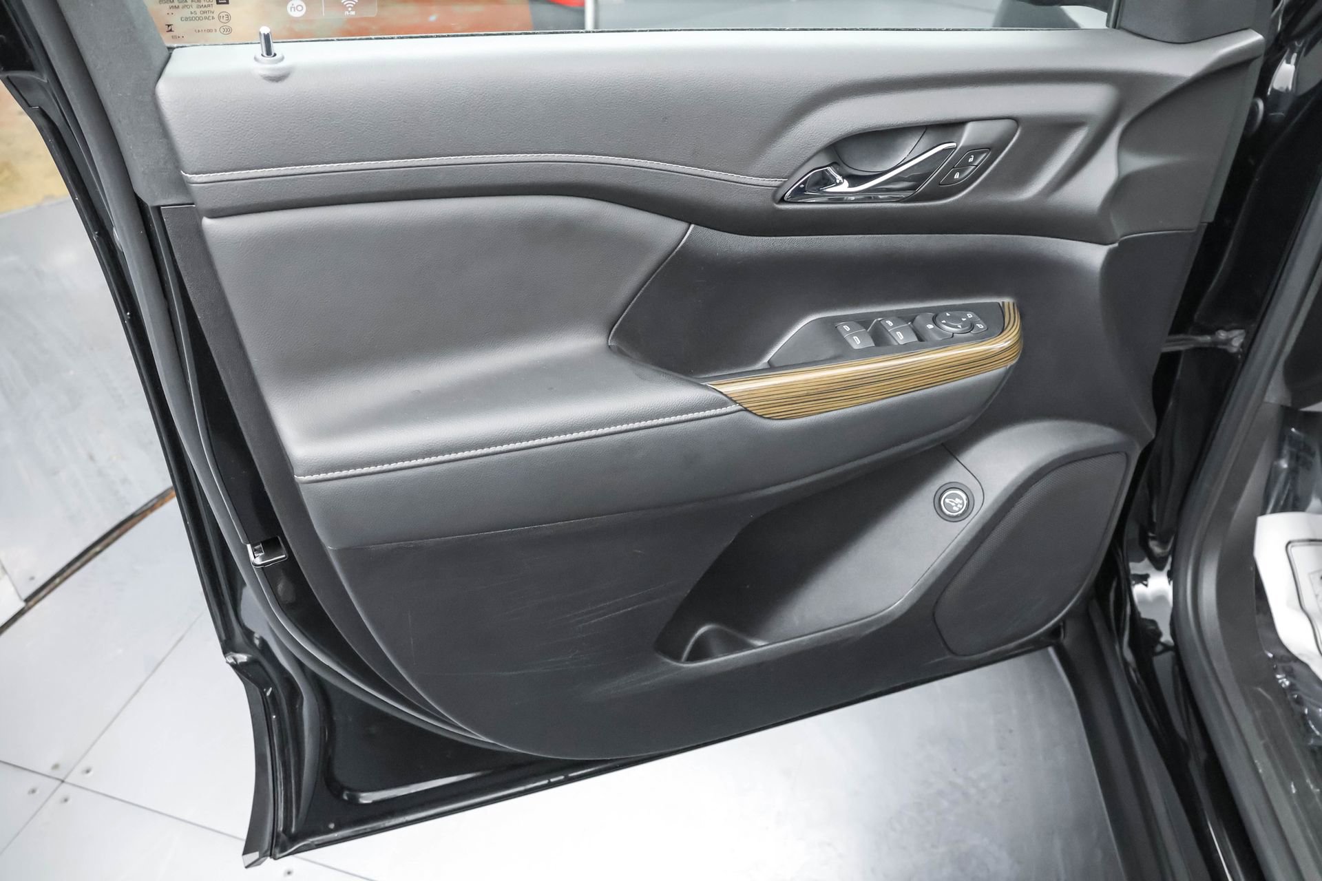 Used 2023 GMC Acadia SLE w/ Driver Convenience Package image 31