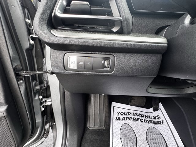 Used 2025 Chevrolet Traverse LT image 19