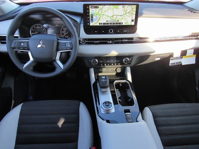 New 2025 Mitsubishi Outlander SE image 9