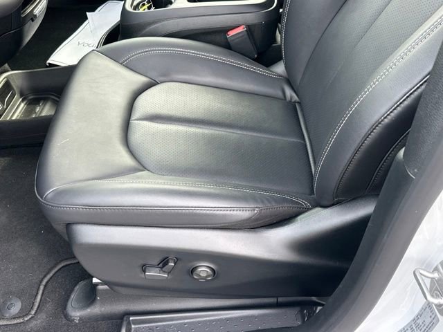 Used 2026 Chrysler Pacifica Select image 10