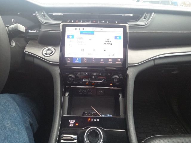 Used 2023 Jeep Grand Cherokee L Limited w/ Luxury Tech Group II image 32