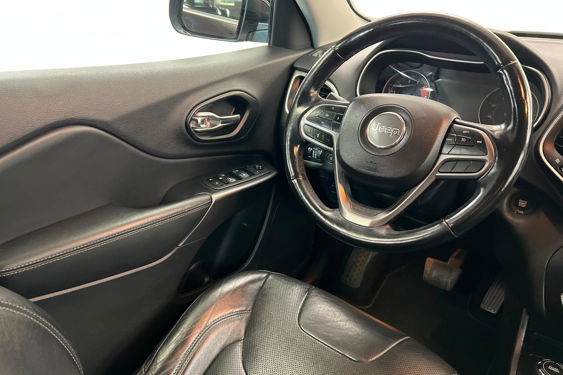 Used 2021 Jeep Cherokee Latitude Lux w/ Comfort/Convenience Group image 12