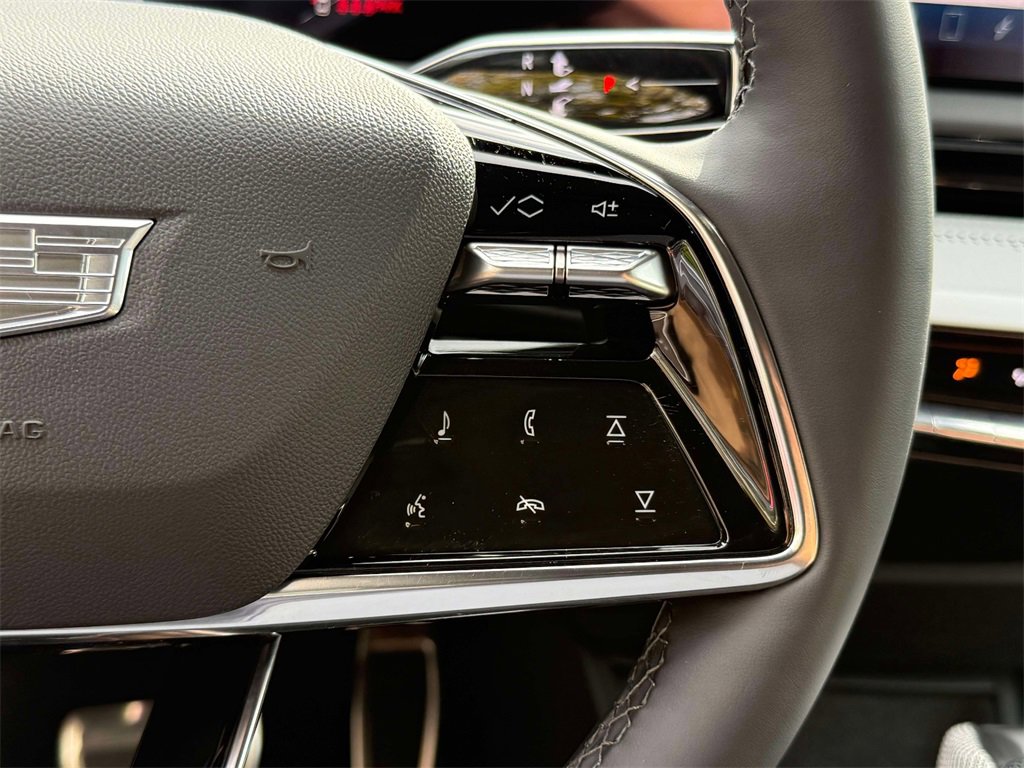 Used 2025 Cadillac Optiq Luxury 1 image 30
