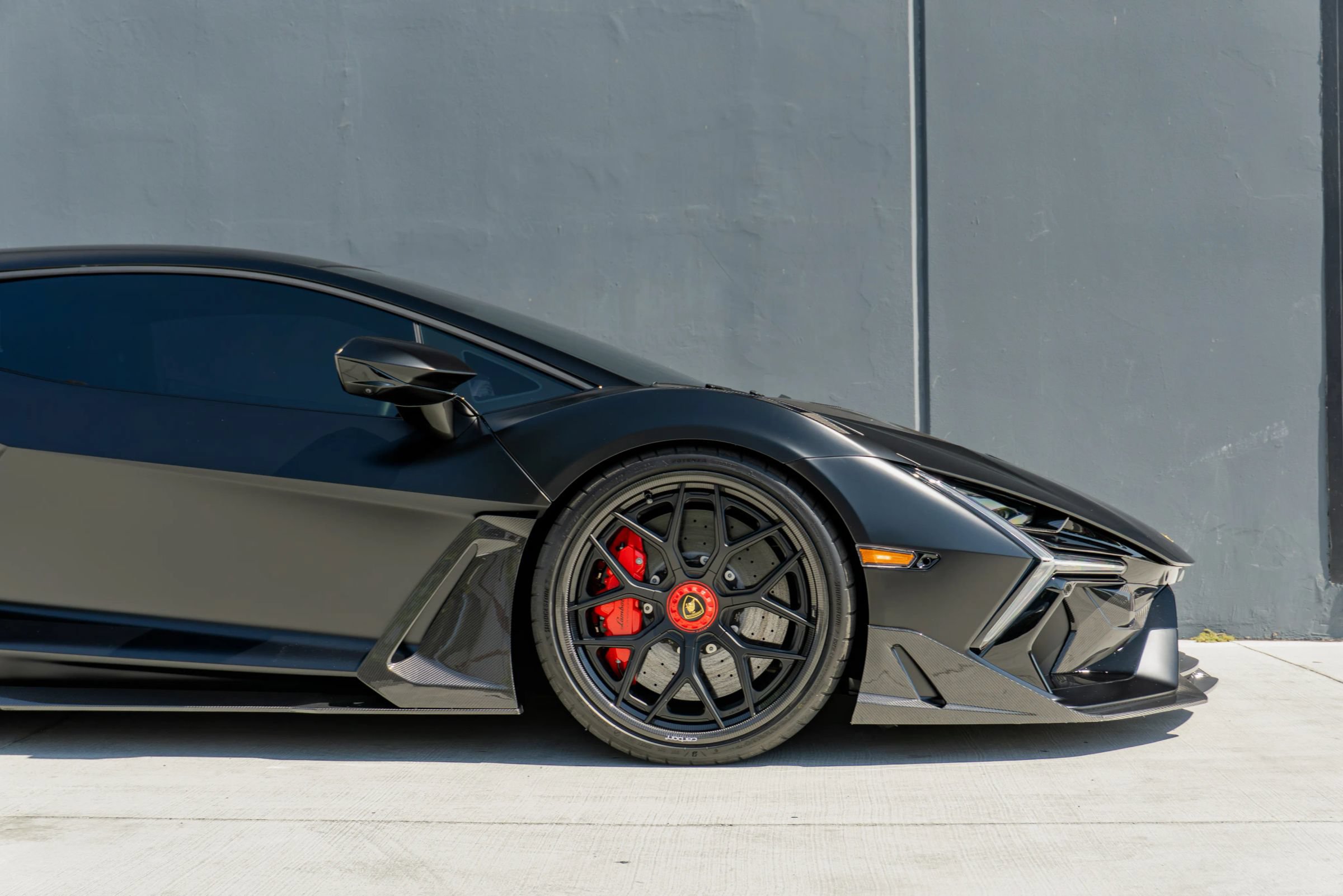 Used 2025 Lamborghini Revuelto AWD/4WD image 40