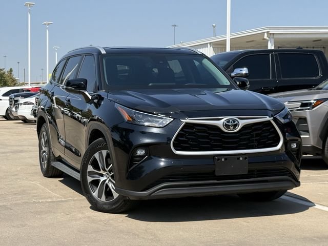 Used 2023 Toyota Highlander XLE FWD image 2