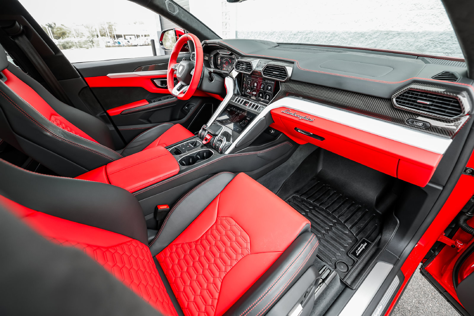 Used 2022 Lamborghini Urus AWD/4WD image 2