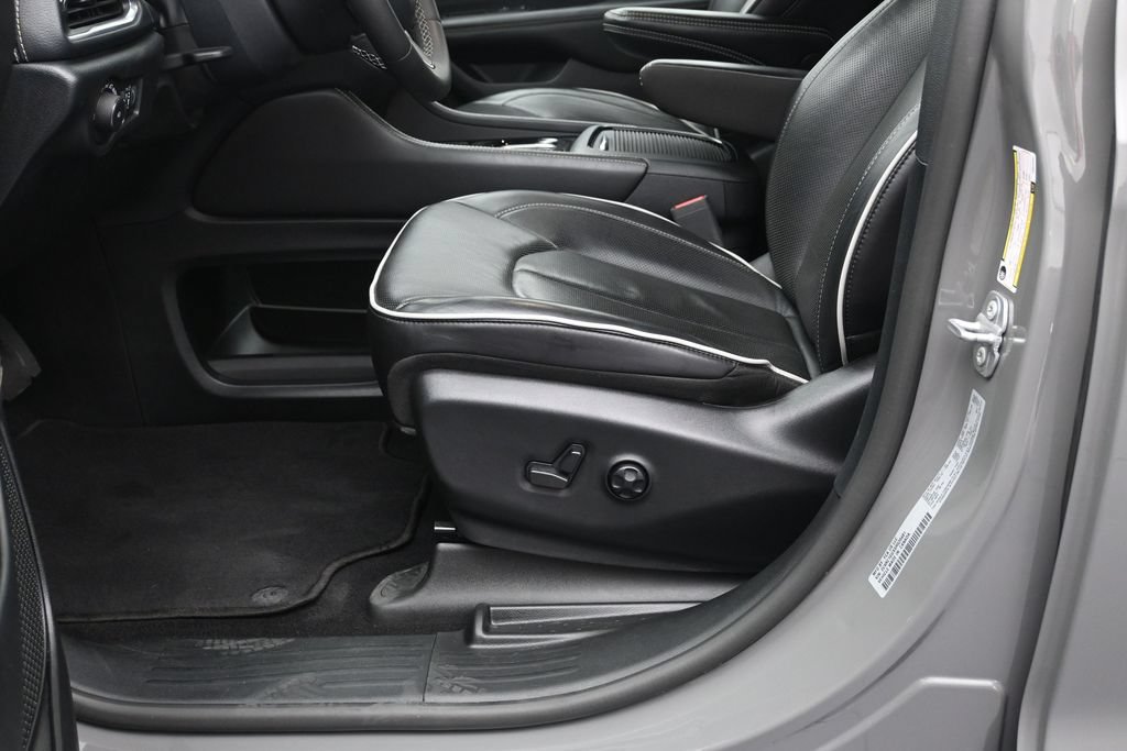 Used 2025 Chrysler Pacifica Limited FWD image 21