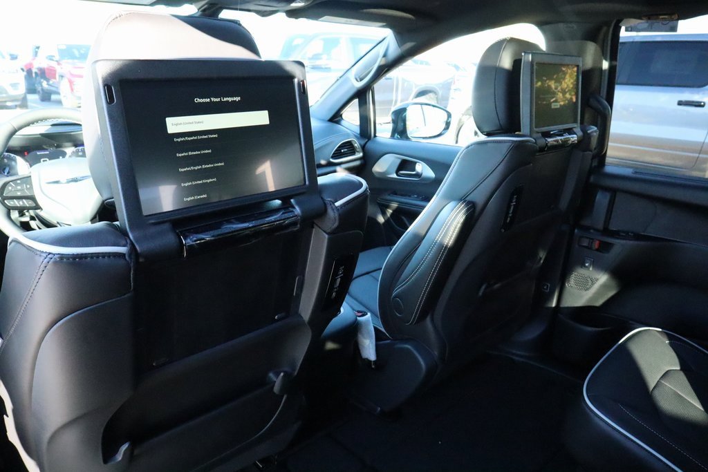 New 2026 Chrysler Pacifica Limited w/ Uconnect Theater Family Group image 14